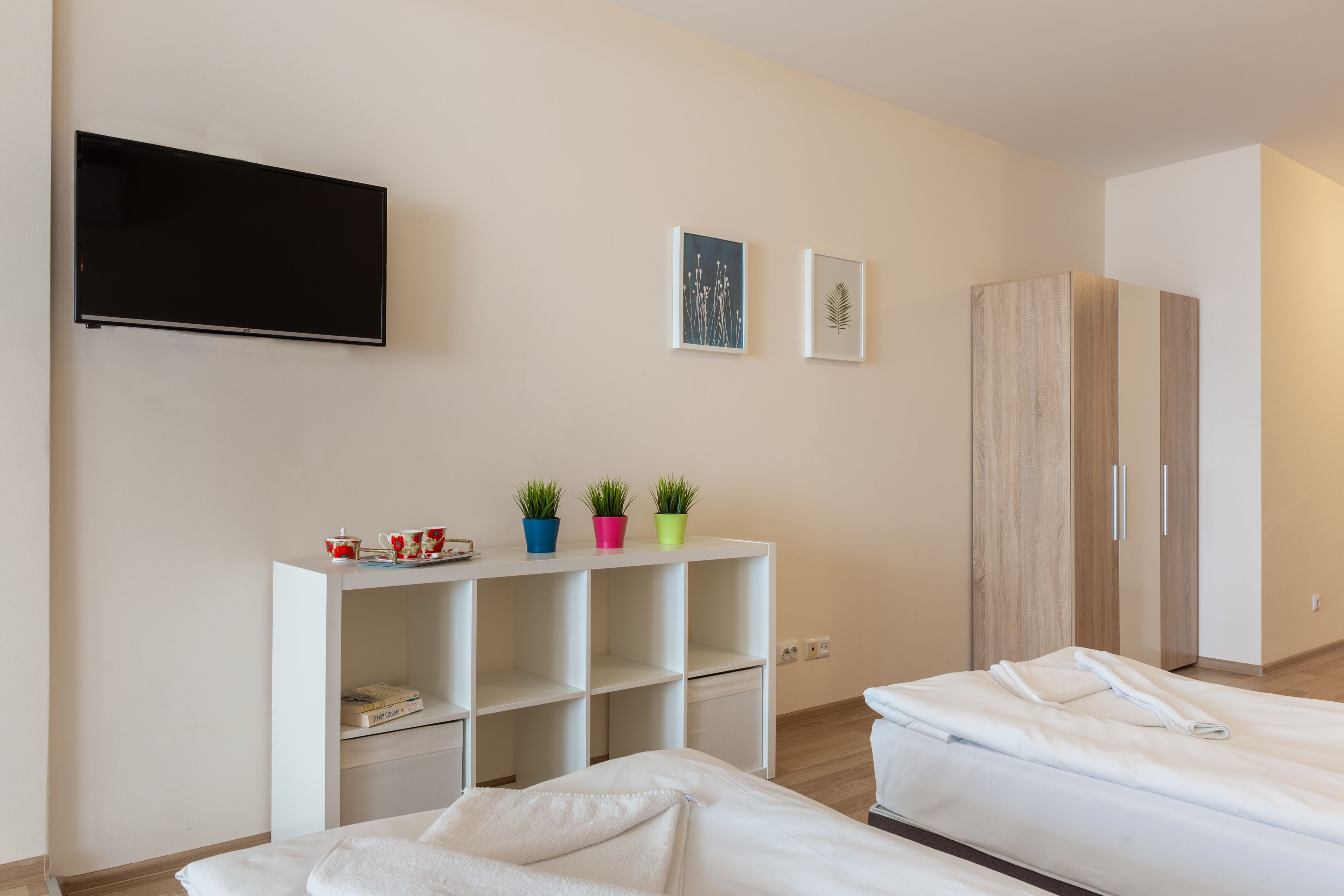 Vierbettzimmer (4 Einzelbetten) — Apartments Flora Burgas (2)