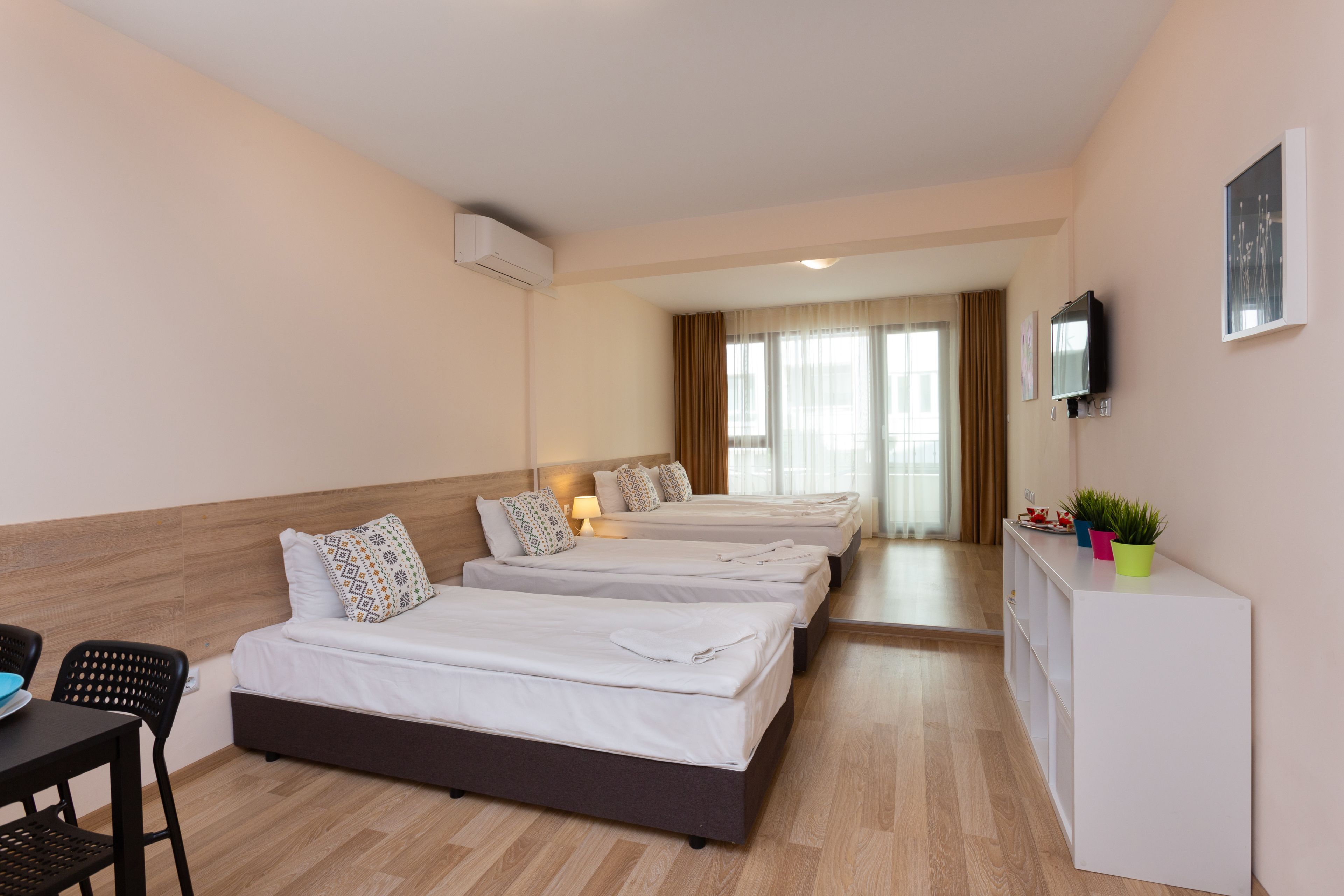 Vierbettzimmer (4 Einzelbetten) — Apartments Flora Burgas (3)