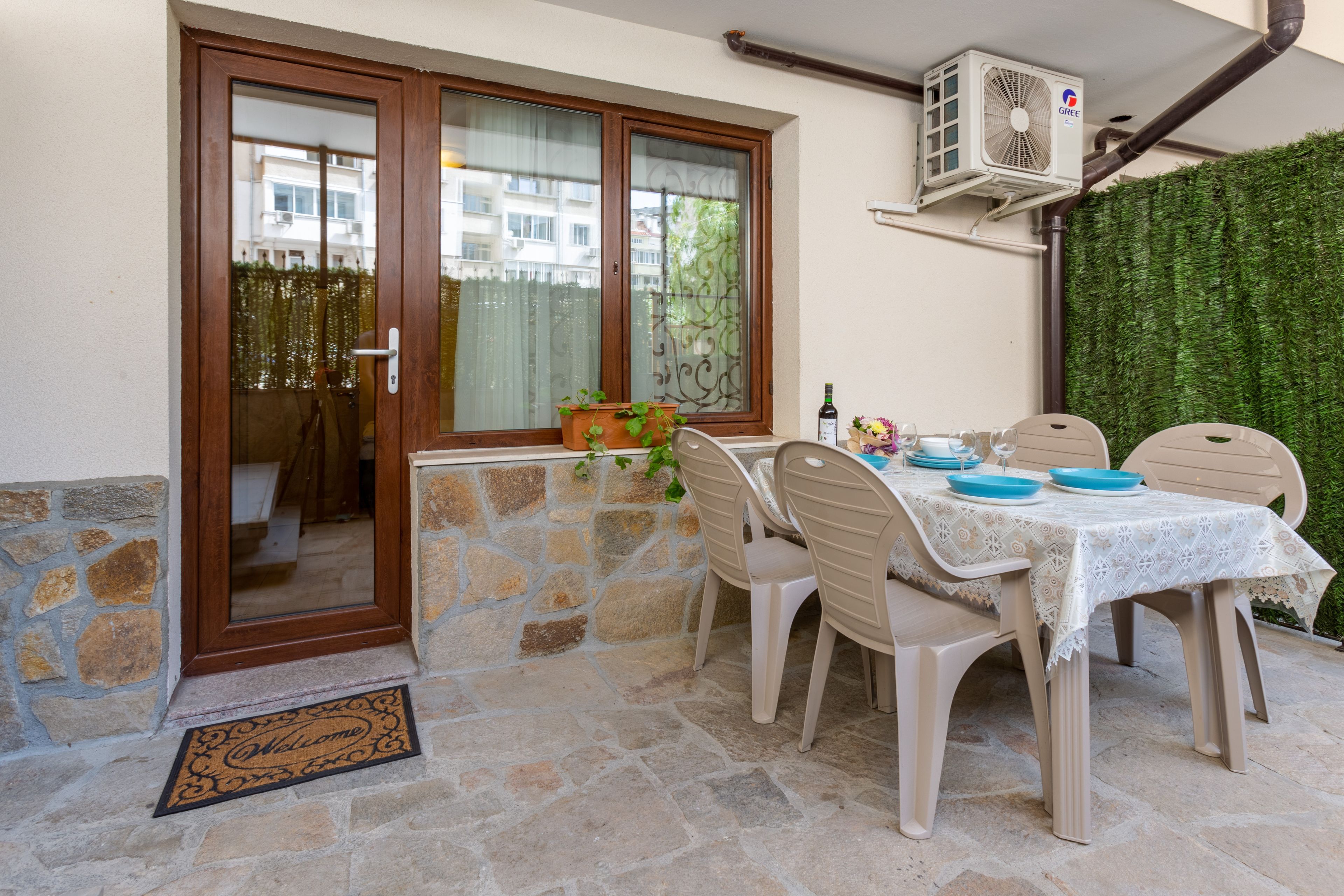 Dreibettzimmer (2 Einzelbetten + Schlafsessel) — Apartments Flora Burgas (1)