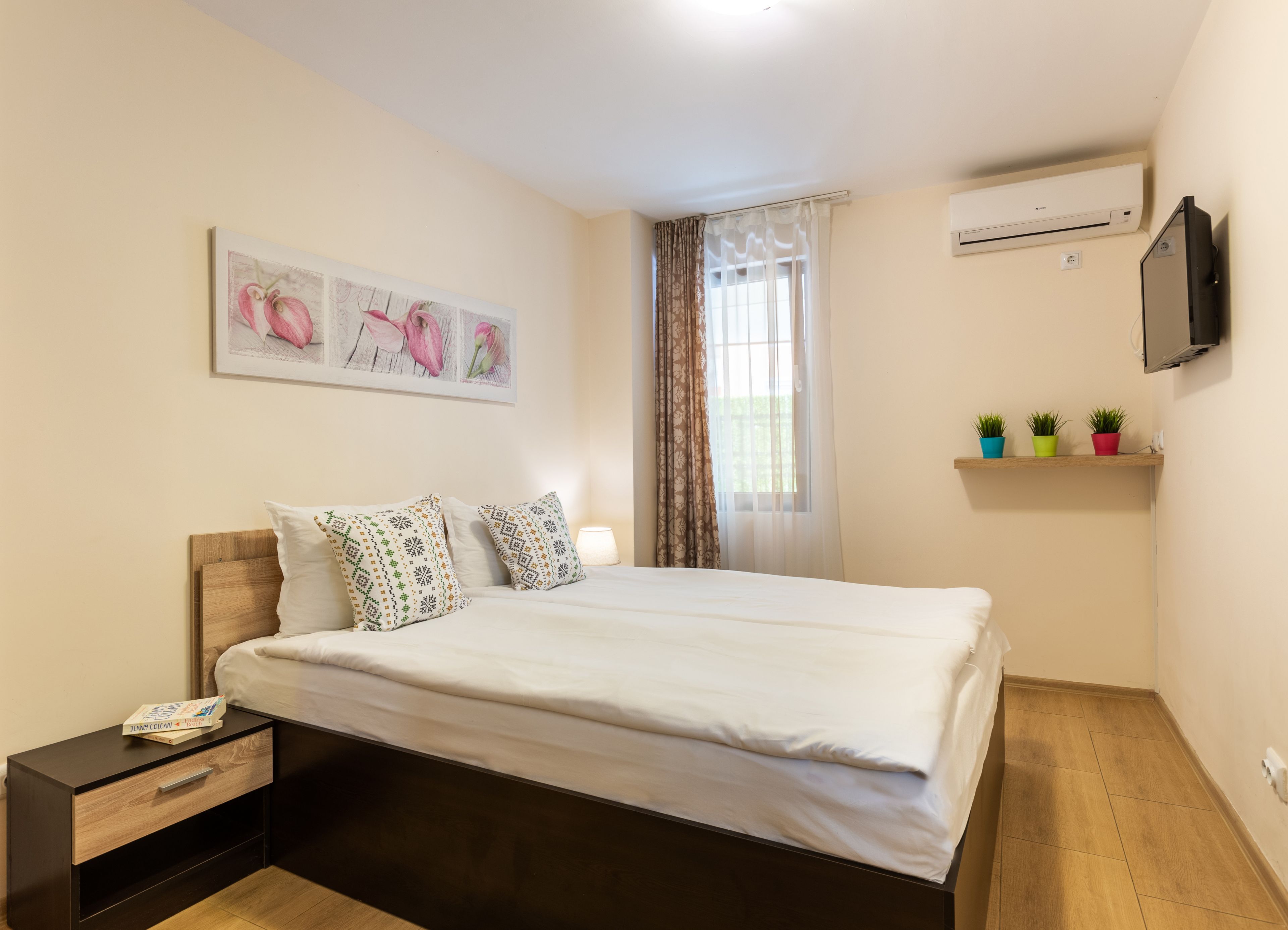 Zwei-Zimmer-Apartment (Schlafzimmer + 2 Einzelbetten) — Apartments Flora Burgas (5)