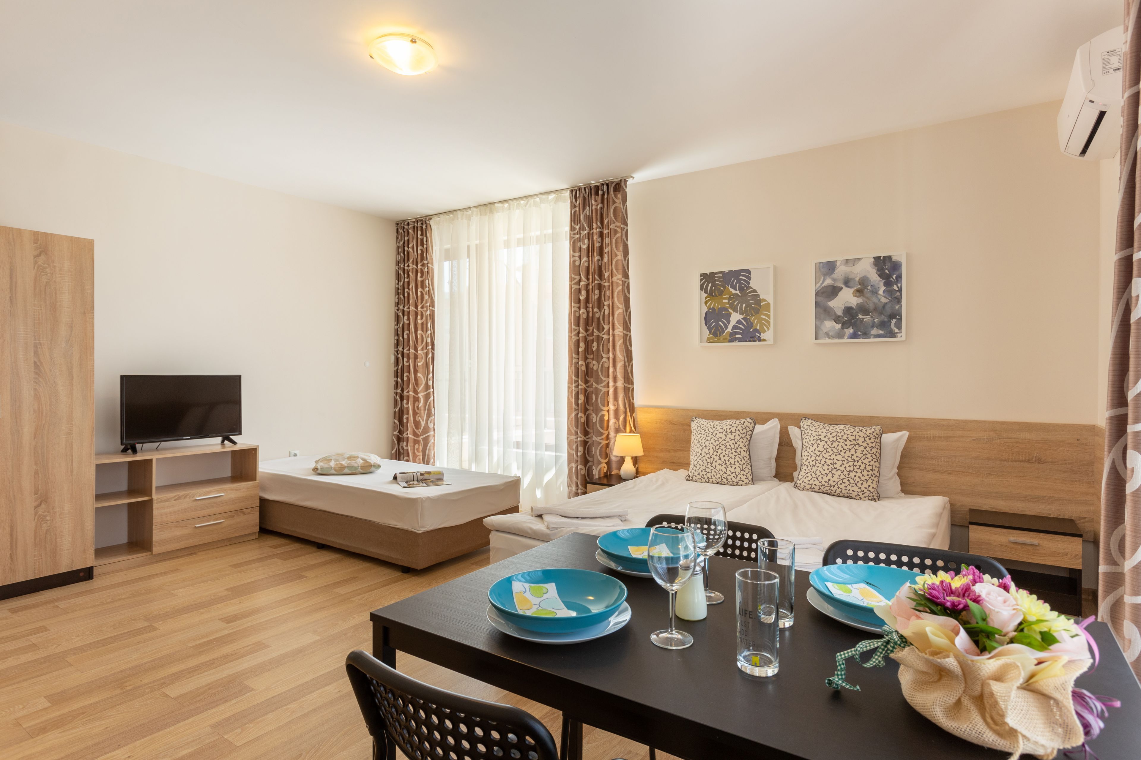 Tremannsrom (1 dobbeltseng + 1 enkeltseng) — Apartments Flora Burgas (1)