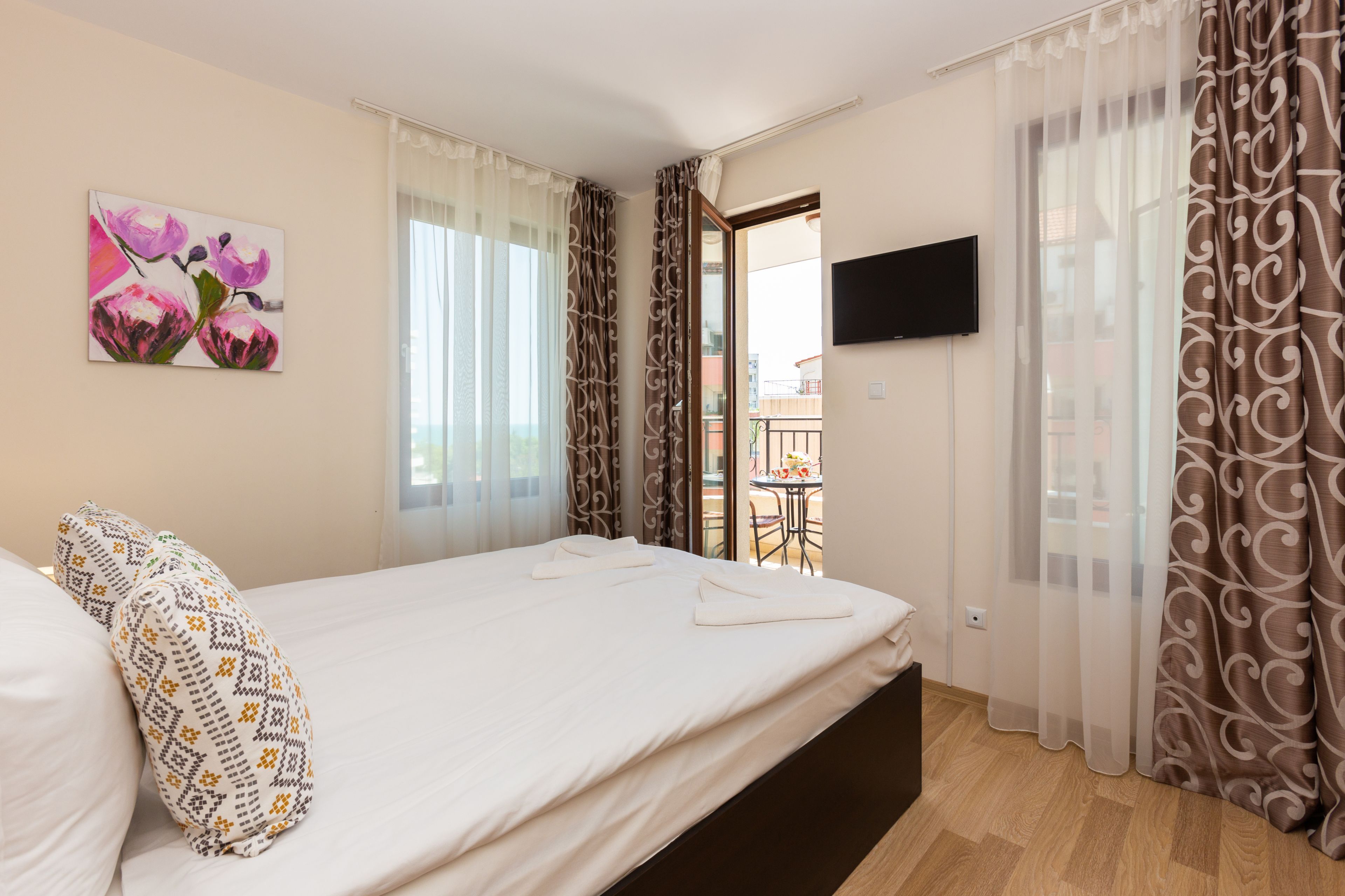 Doppelzimmer (1 Doppelbett) — Apartments Flora Burgas (2)