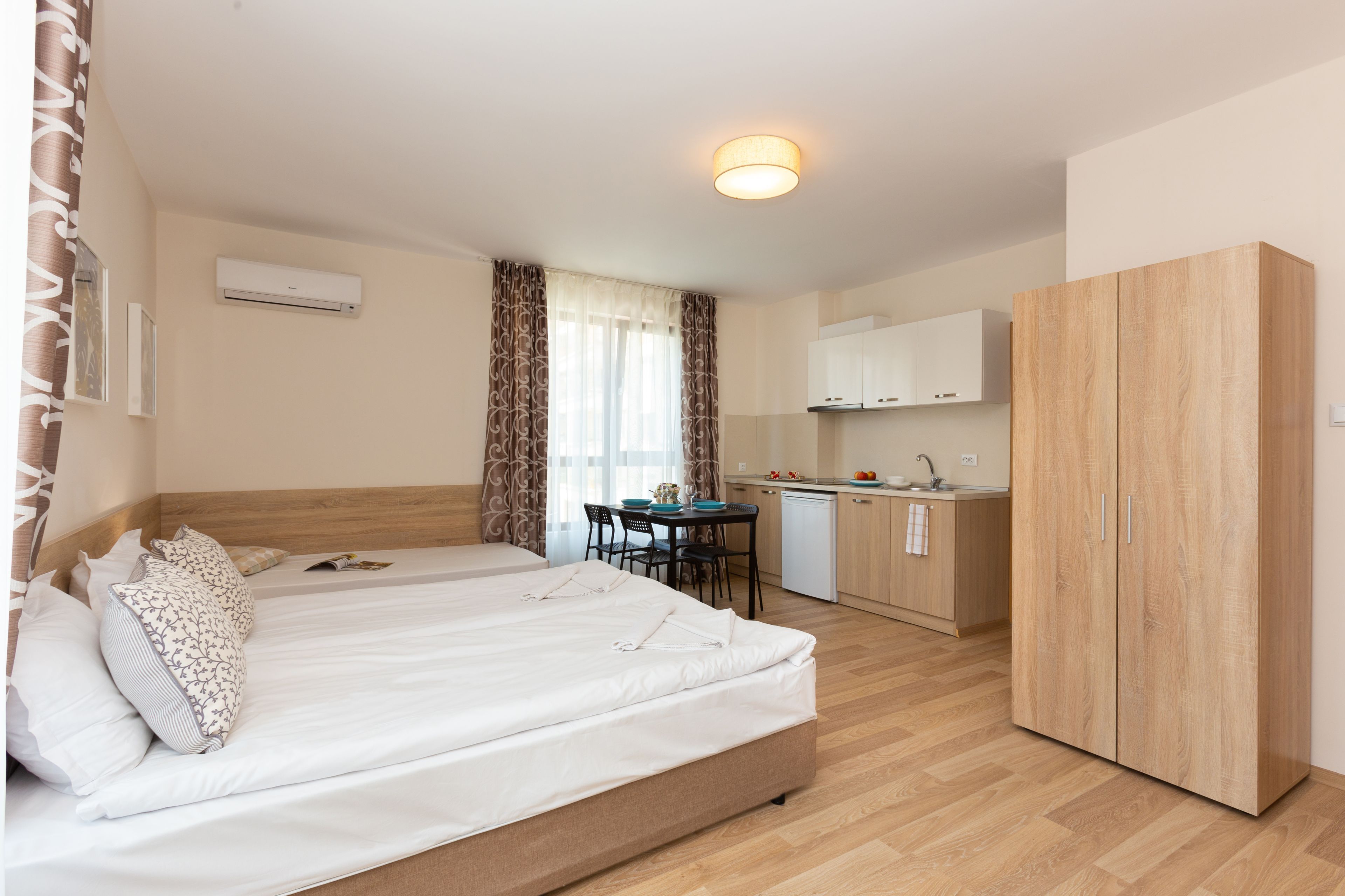 Dreibettzimmer (1 Doppelbett + 1 Einzelbett) — Apartments Flora Burgas (2)