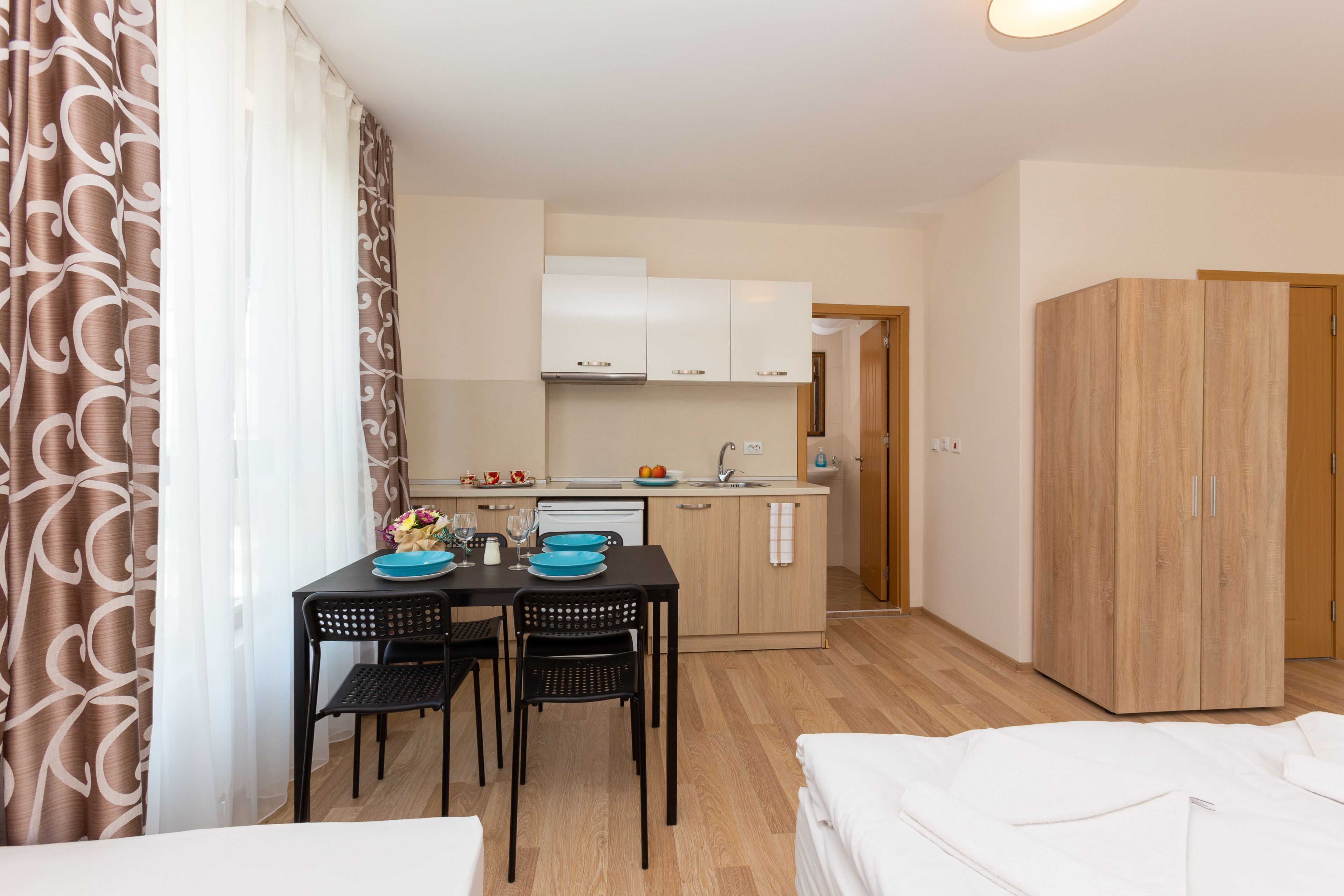 Dreibettzimmer (1 Doppelbett + 1 Einzelbett) — Apartments Flora Burgas (4)