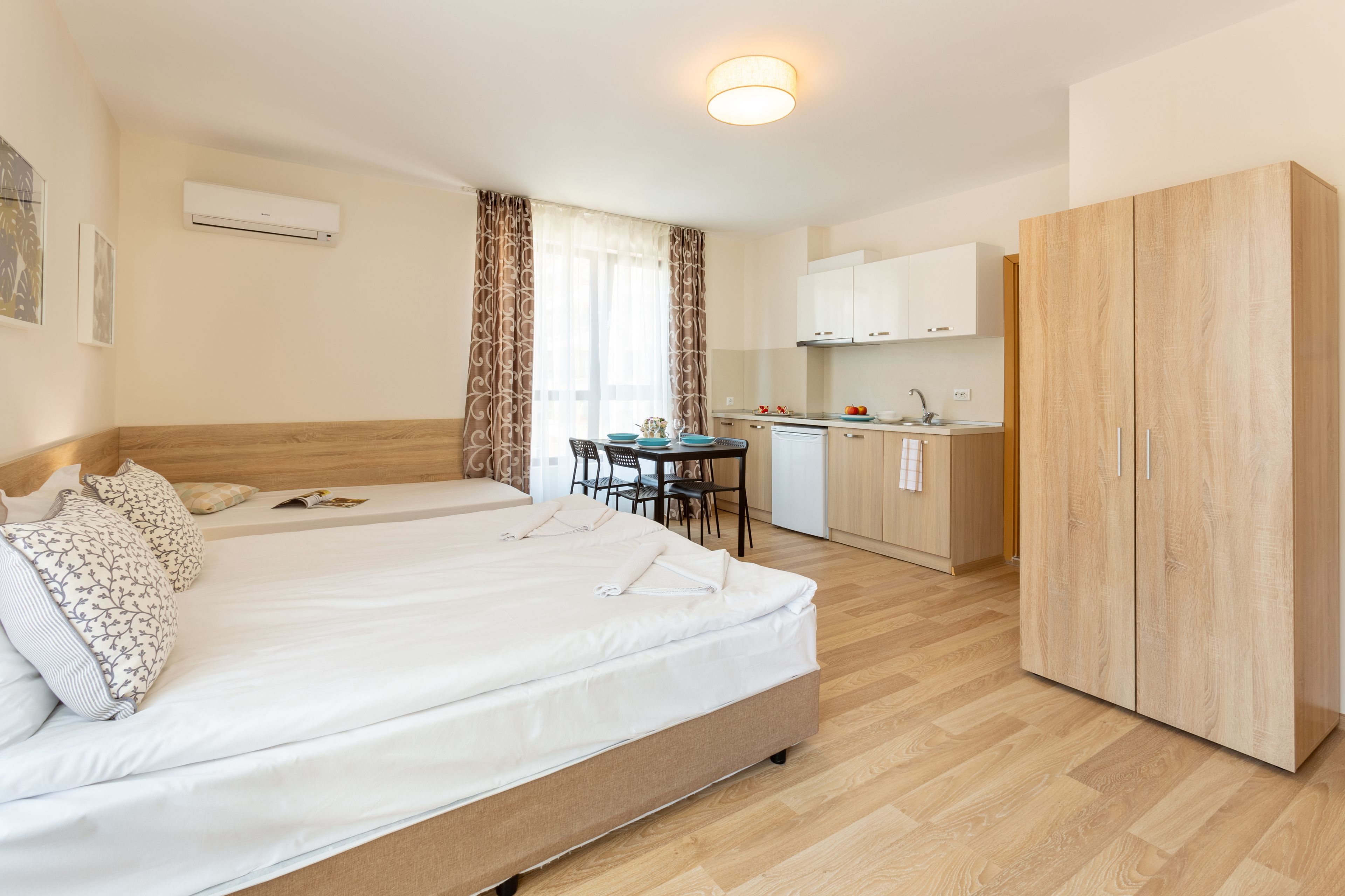 Dreibettzimmer (1 Doppelbett + 1 Einzelbett) — Apartments Flora Burgas (5)