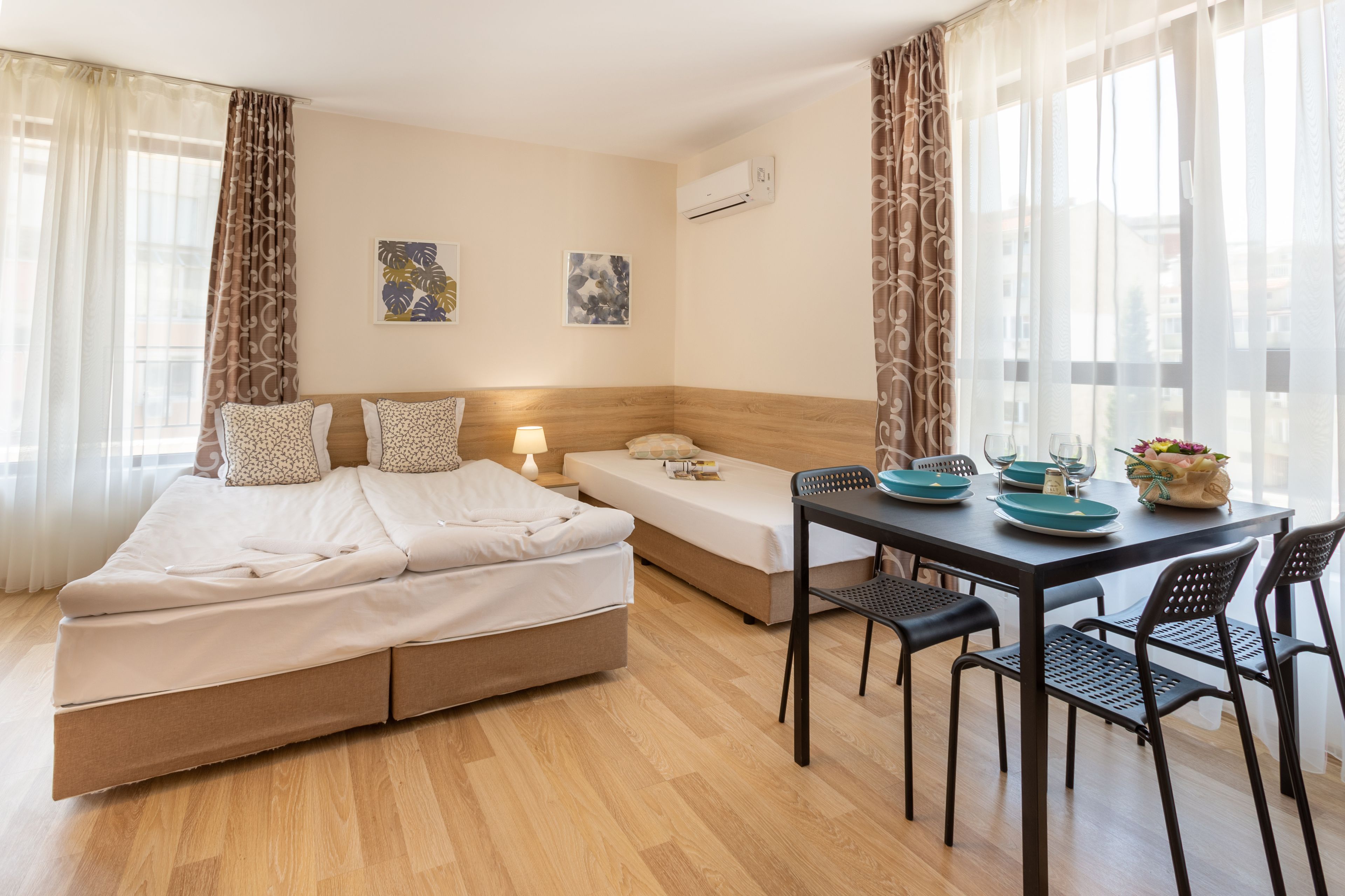 Dreibettzimmer (1 Doppelbett + 1 Einzelbett) — Apartments Flora Burgas (6)