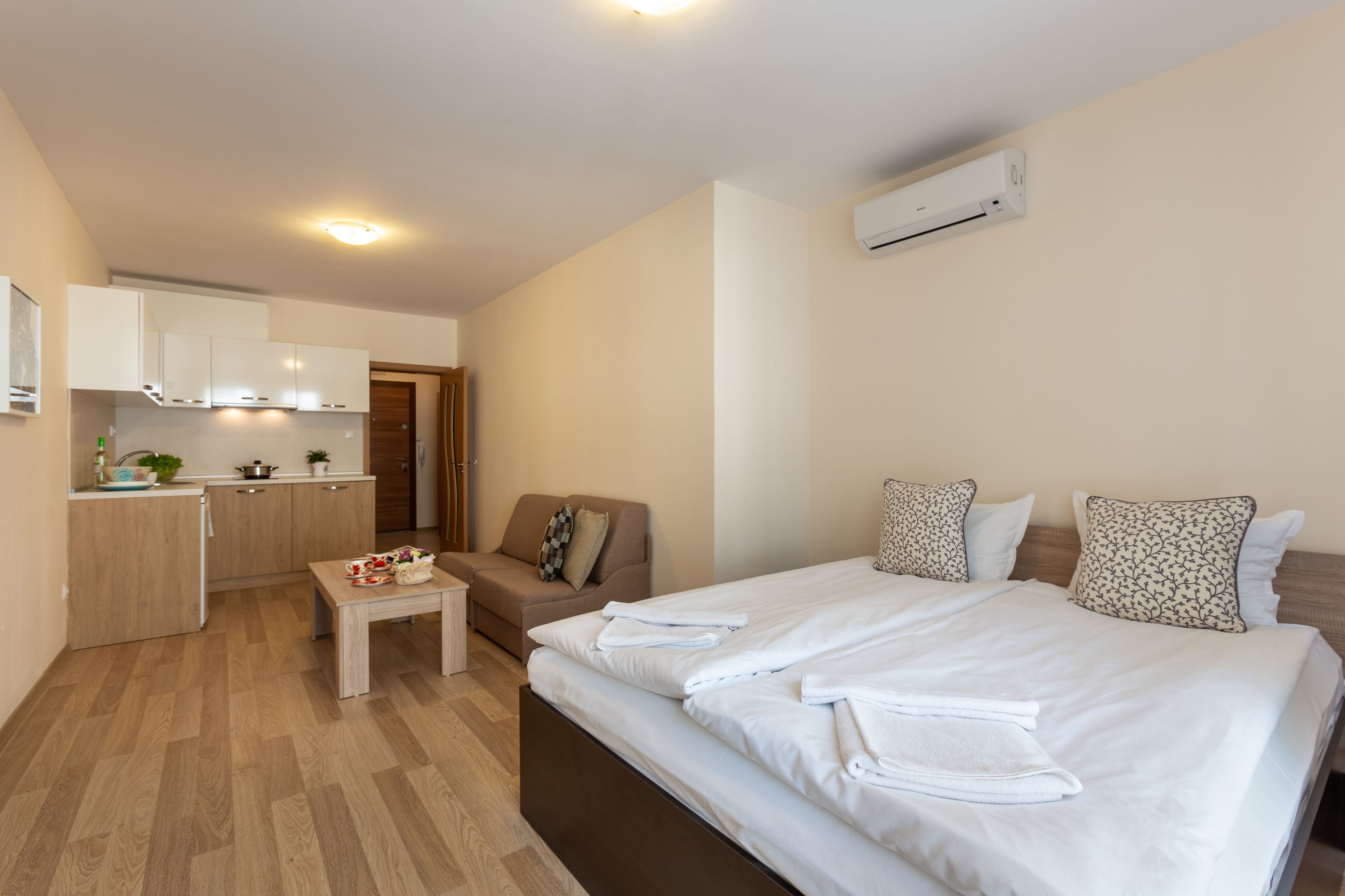 Dreibettzimmer (2 Einzelbetten + Schlafsessel) — Apartments Flora Burgas (4)