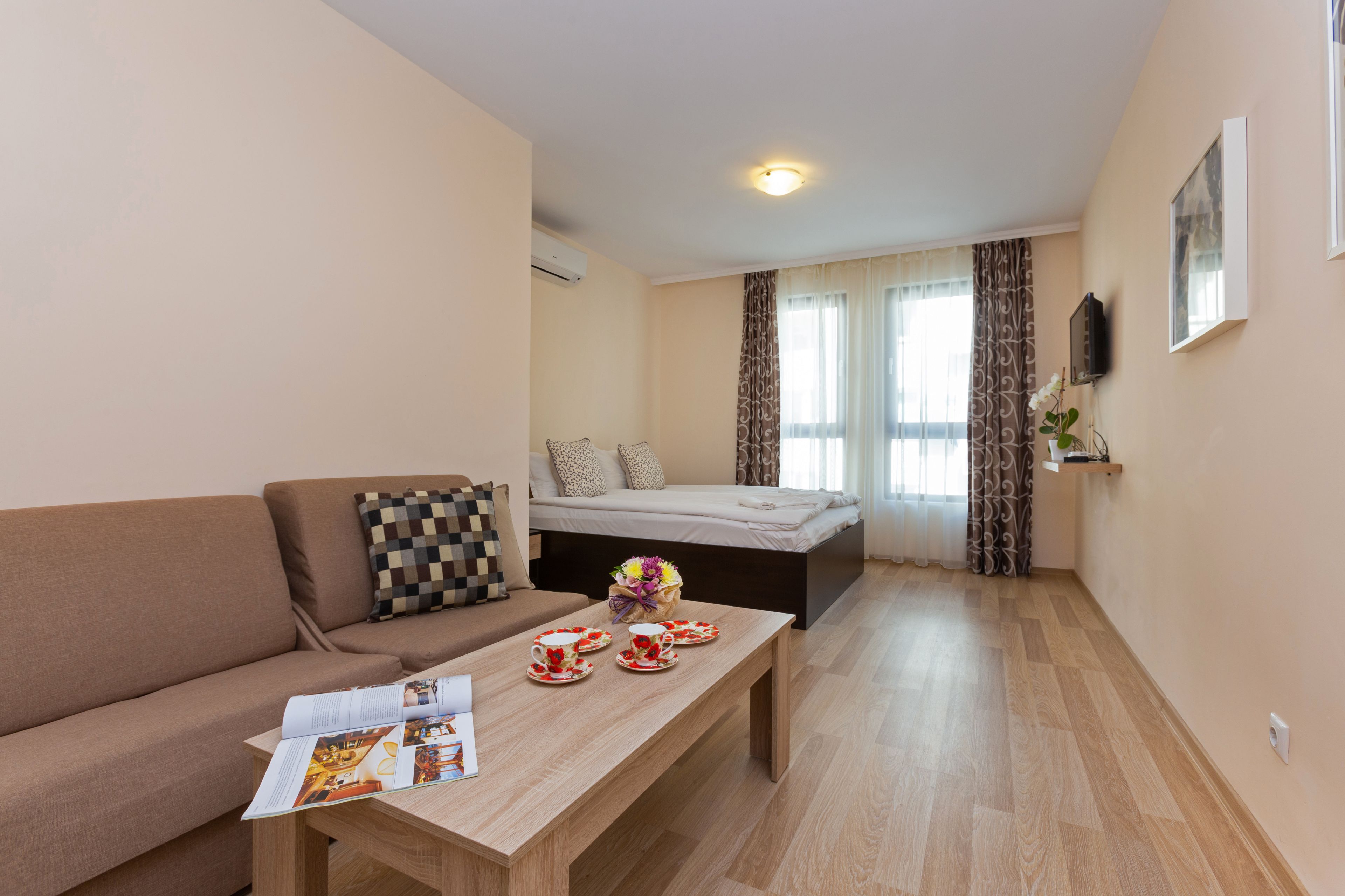 Dreibettzimmer (2 Einzelbetten + Schlafsessel) — Apartments Flora Burgas (5)