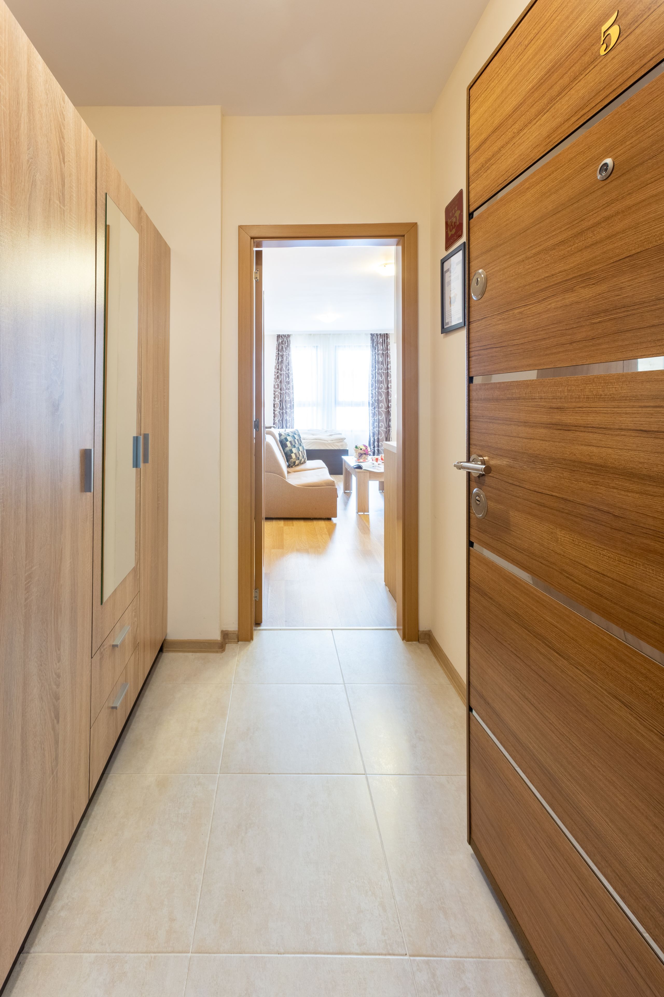 Dreibettzimmer (2 Einzelbetten + Schlafsessel) — Apartments Flora Burgas (6)