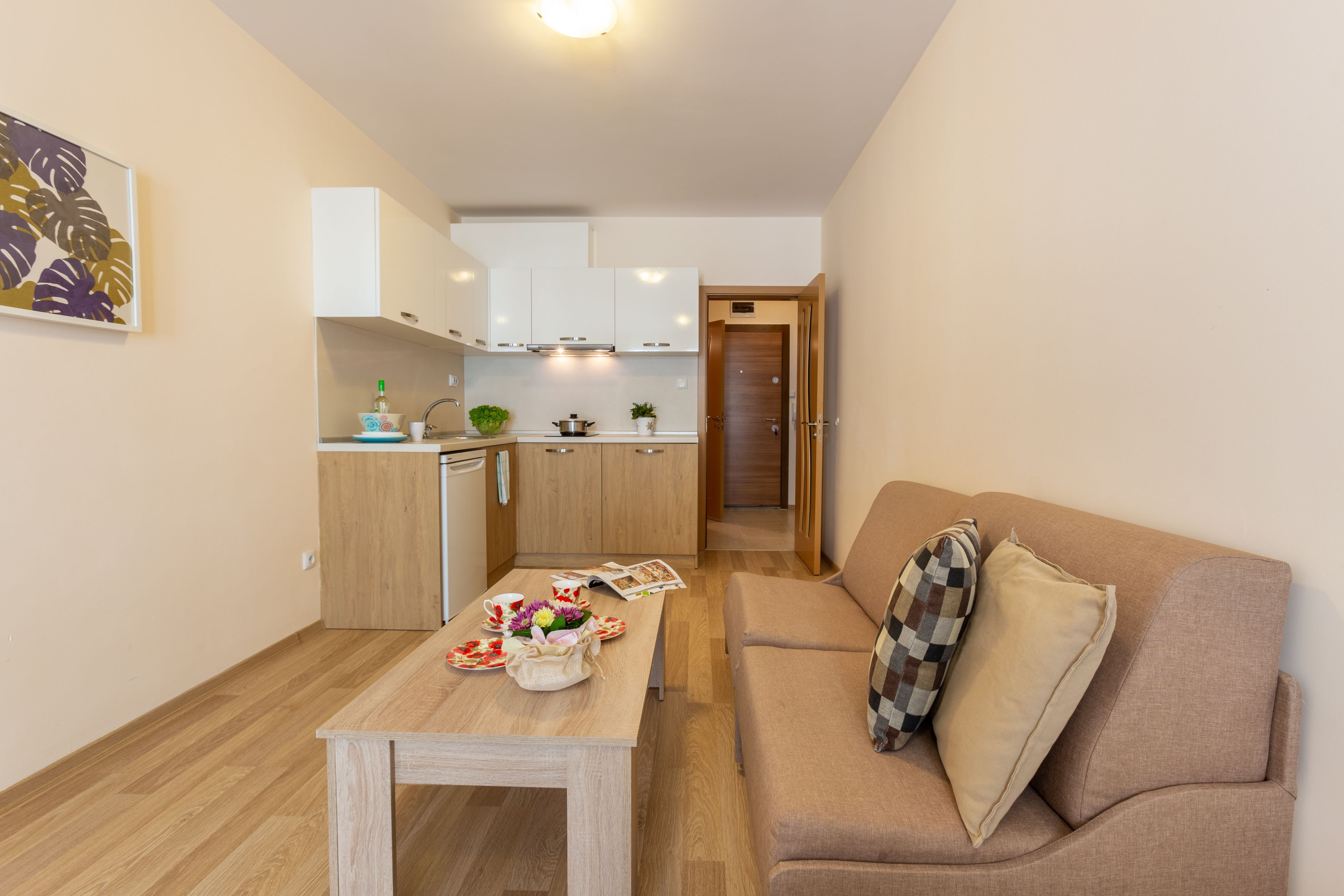 Dreibettzimmer (2 Einzelbetten + Schlafsessel) — Apartments Flora Burgas (8)