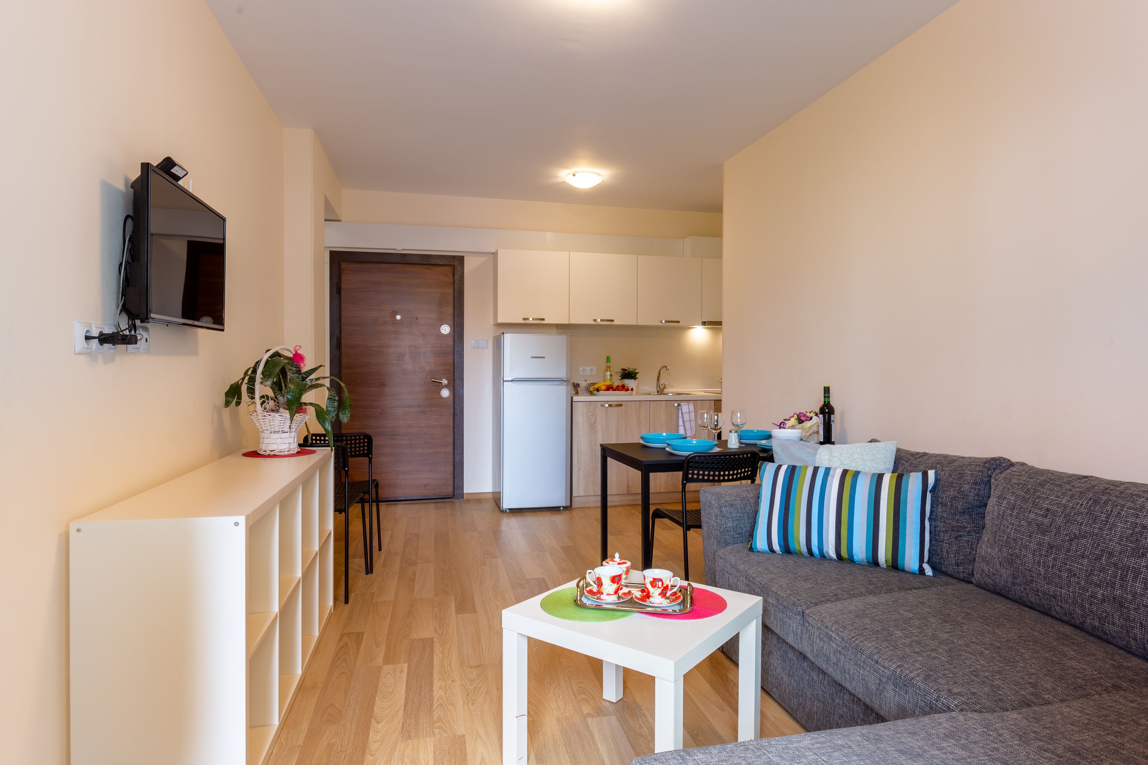Apartment (Schlafzimmer + Schlafsofa) — Apartments Flora Burgas (1)