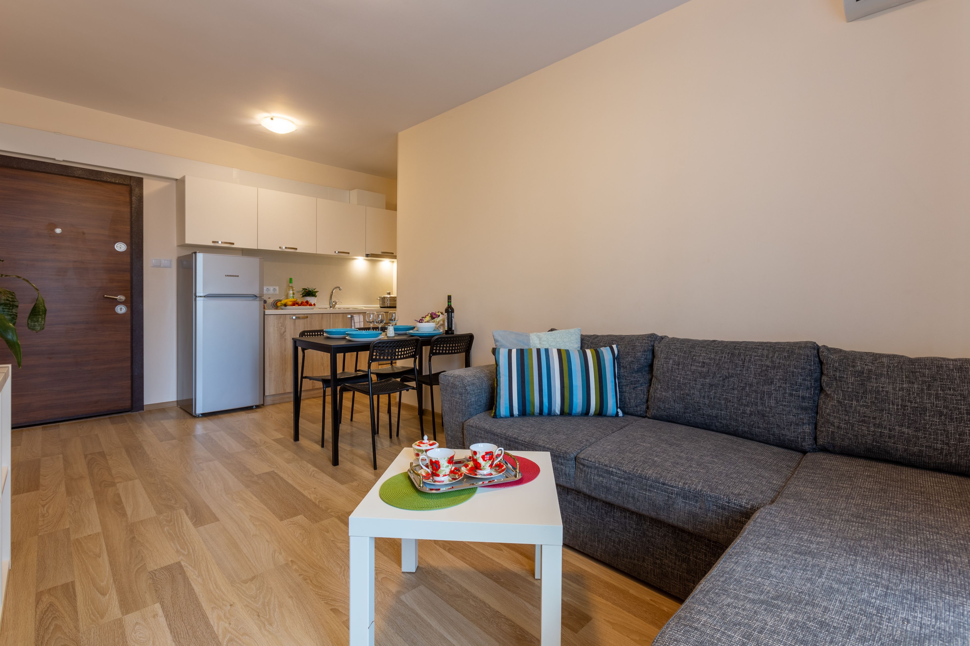 Apartment (Schlafzimmer + Schlafsofa) — Apartments Flora Burgas (2)